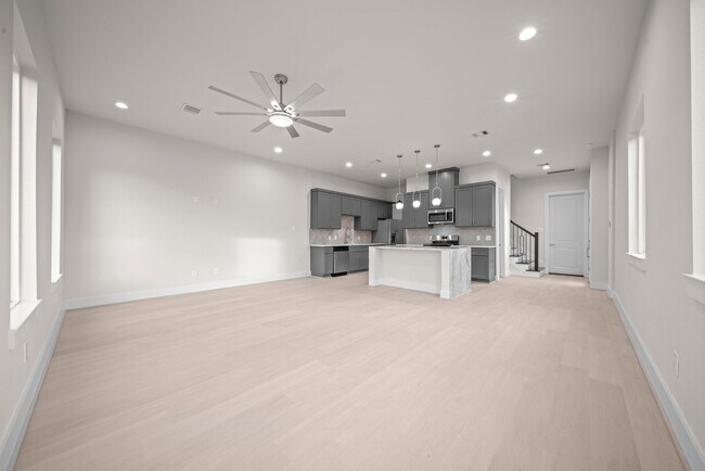 Building Photo - 4525 Davenport St