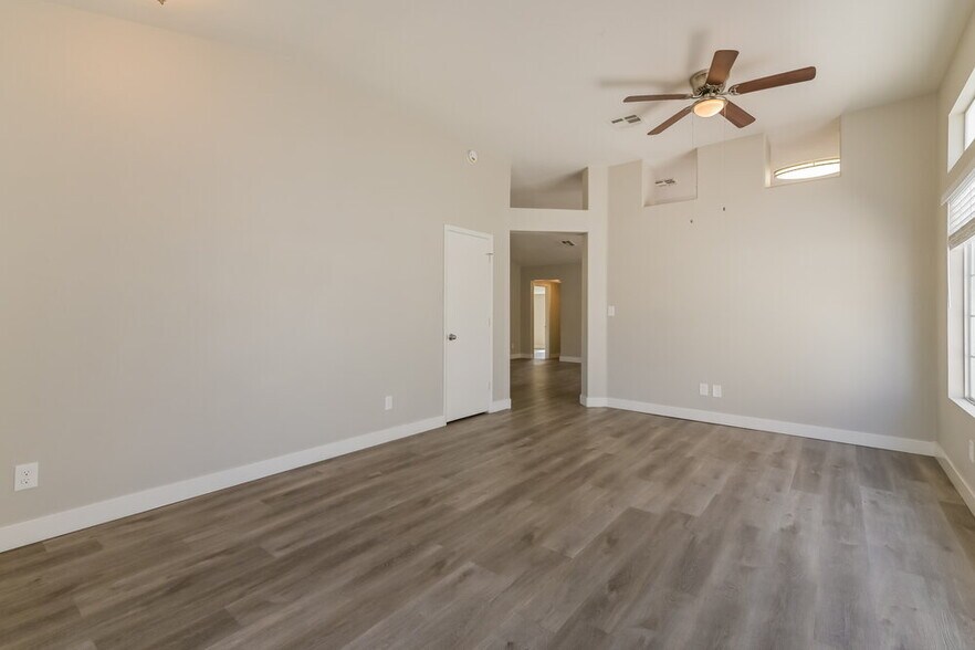 Building Photo - 801 Zinnia Cir