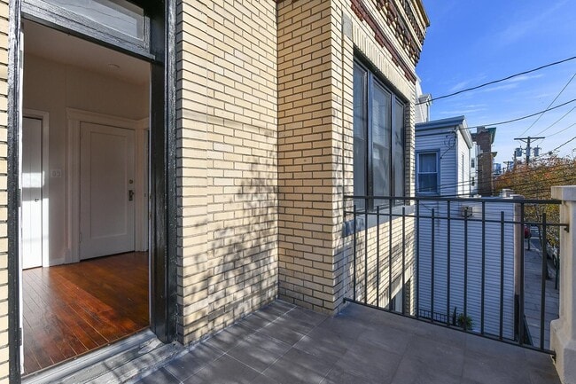 Building Photo - 722 27th St