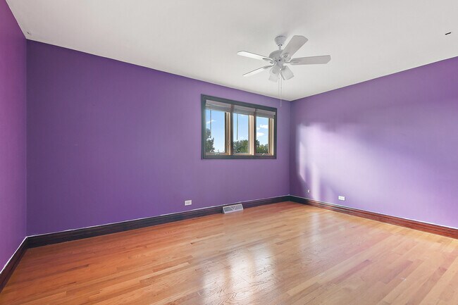 Building Photo - 13050 Meadowview Ln