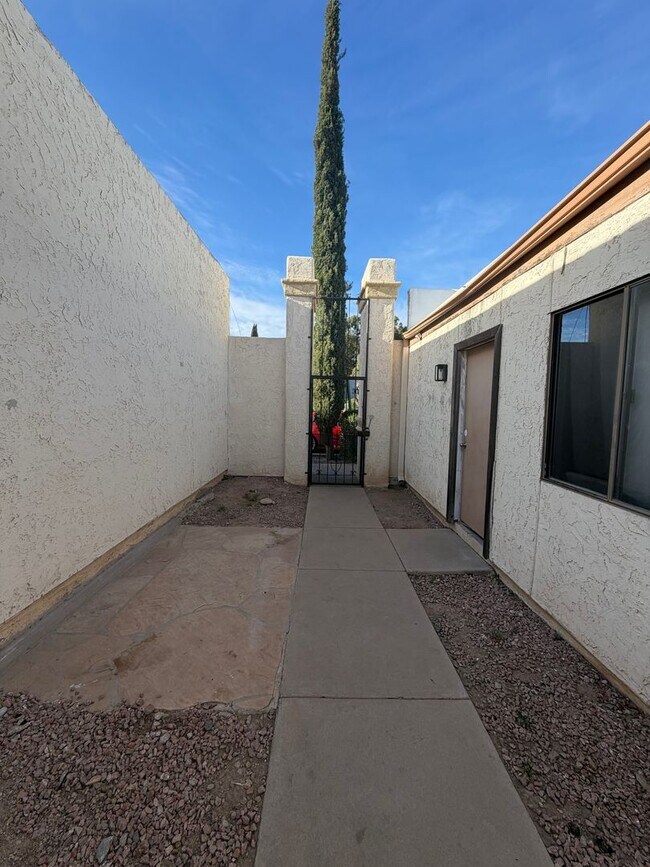 Building Photo - 2 Bedroom 2 bath private enclosed yard for