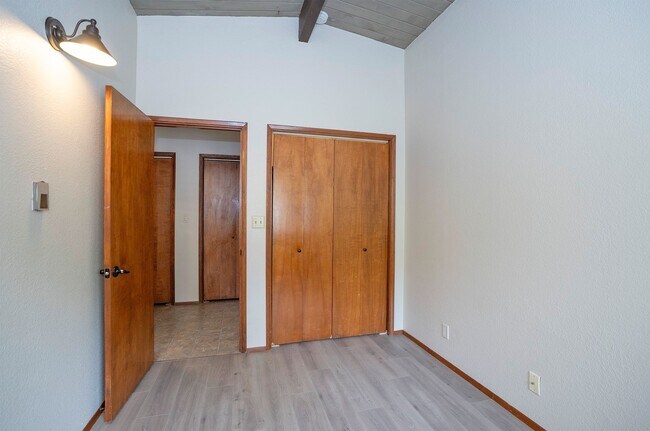 Building Photo - 3-Bed Waterfront Home in Vaughn