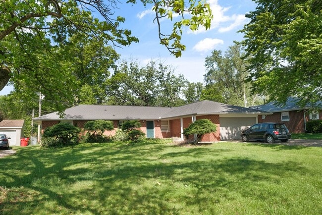Building Photo - 2 bedroom 1 bathroom Duplex FOR RENT (subl...