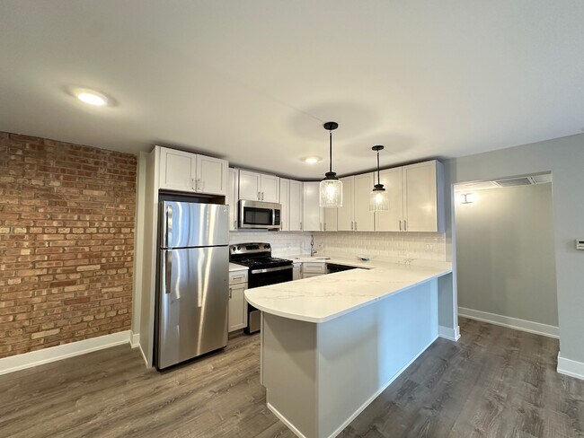 Building Photo - 1212 N La Salle Dr