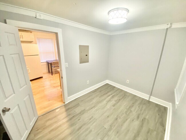Building Photo - 3 Bedroom in Burlington Available Anytime in May or 6/1!