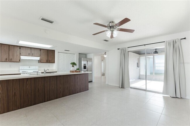 Building Photo - 6520 Meadowbrook Ln
