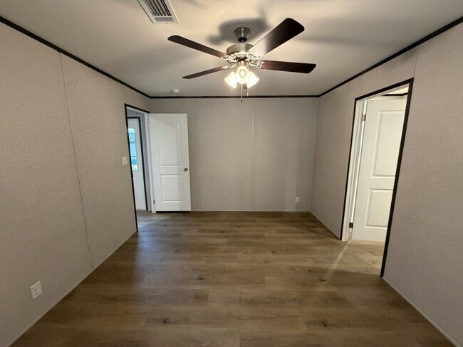 Building Photo - 204 Lakeside Garden Cir