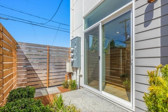 Building Photo - Sweet Ultra-Modern Air-Conditioned West Se...