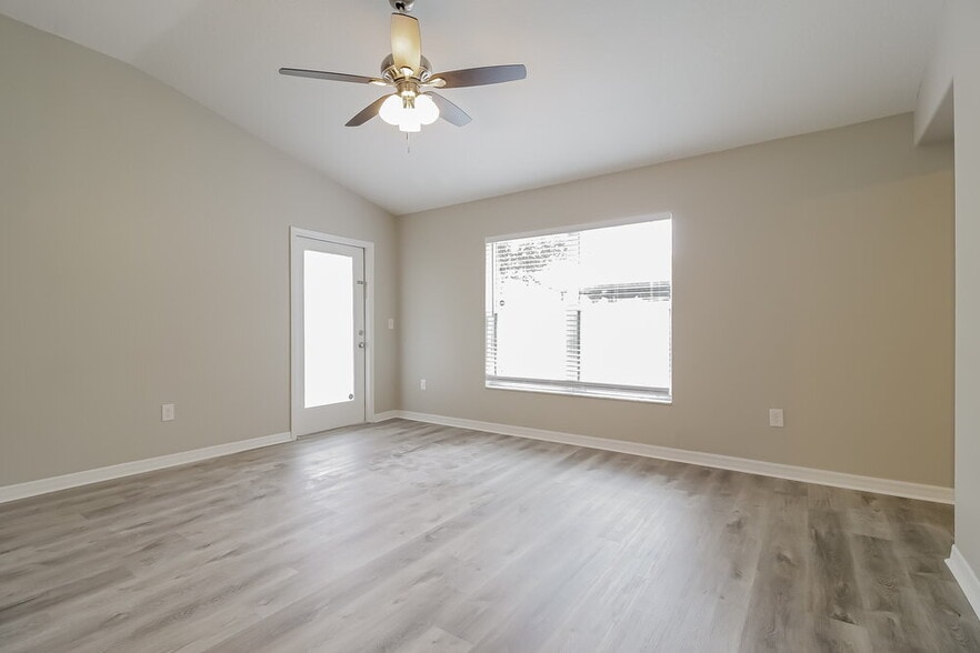 Building Photo - 320 Bella Rosa Cir