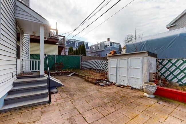 Building Photo - 166 Sydney St