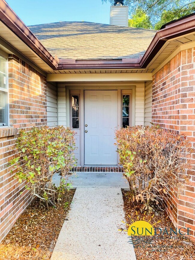 Building Photo - Great 3 Bedroom Home in Fort Walton Beach!