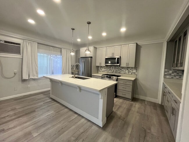 Building Photo - 8180001/85