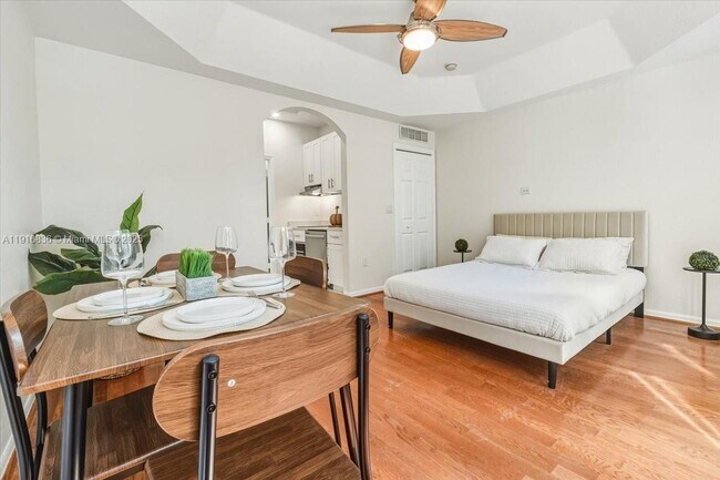 Building Photo - 413 NW 23rd Ave