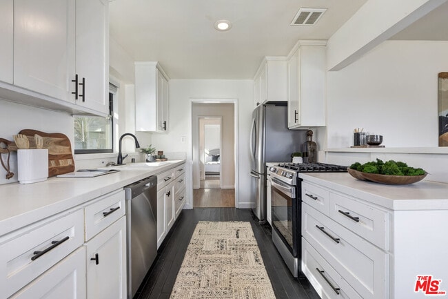 Building Photo - 9125 David Ave