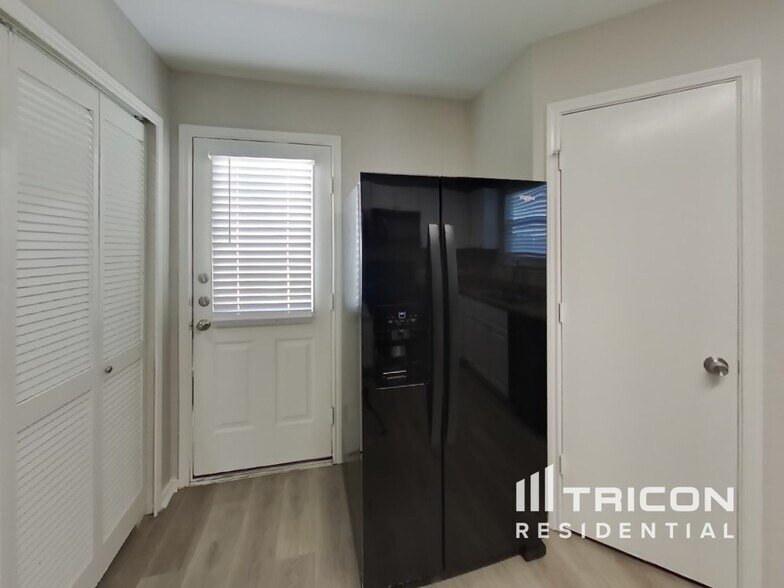 Building Photo - 1806 Marbach Woods