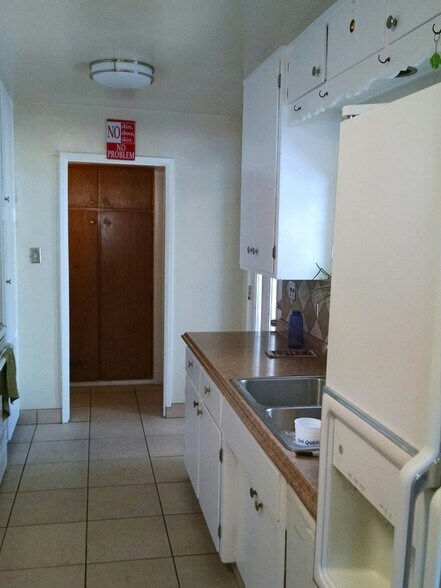 Kitchen - 735 E Granada Dr