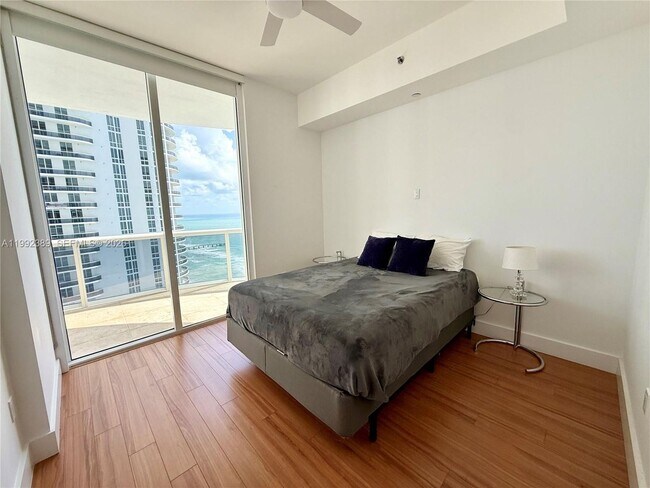 Building Photo - 15901 Collins Ave