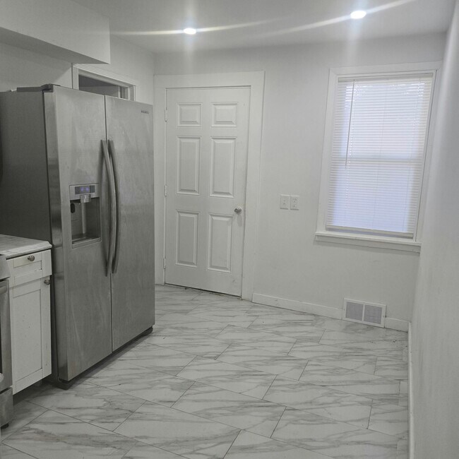 Building Photo - 1443 W 85th St