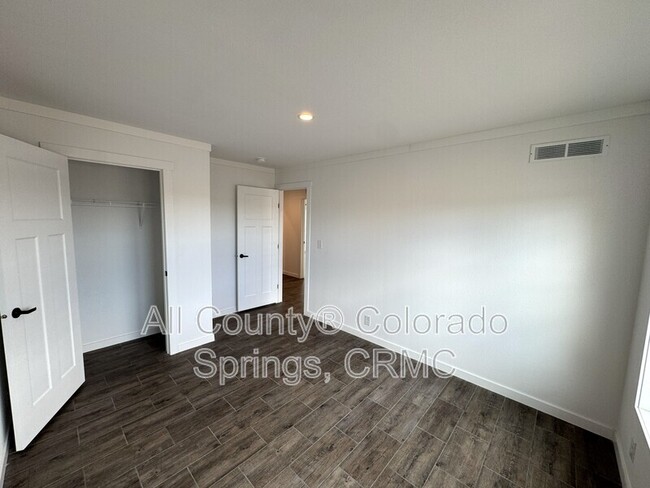 Building Photo - 692 E Hahns Peak Ave