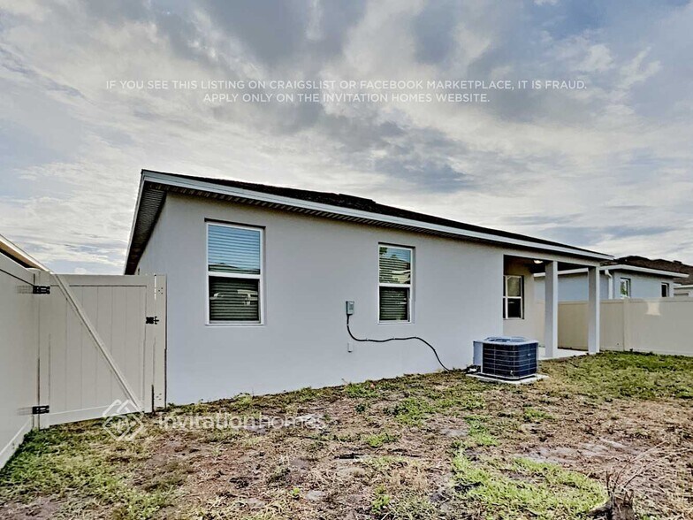 Building Photo - 14231 Seranoa Dr