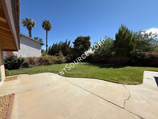 Building Photo - 39642 Country Club Dr