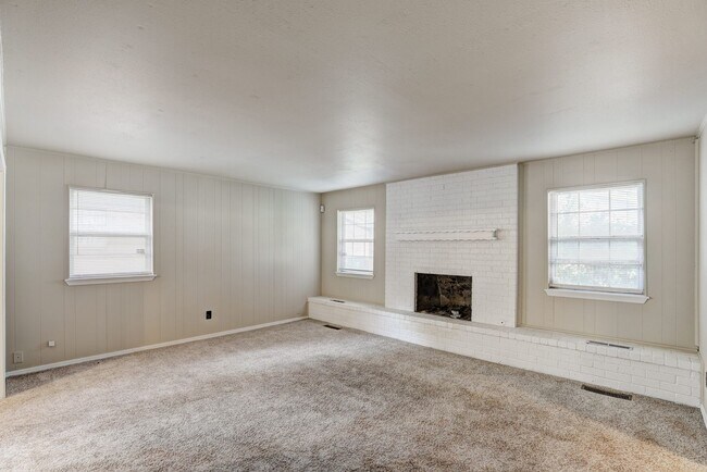 Building Photo - 4 Bedroom,2.5 Bath and 2 Car Garage Duplex with Fireplace and Prime Location Near Lake Hefner