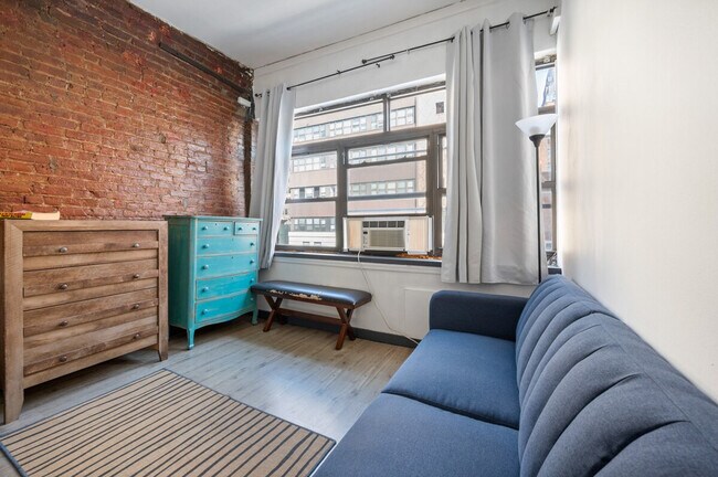 Building Photo - 301 W 31st St