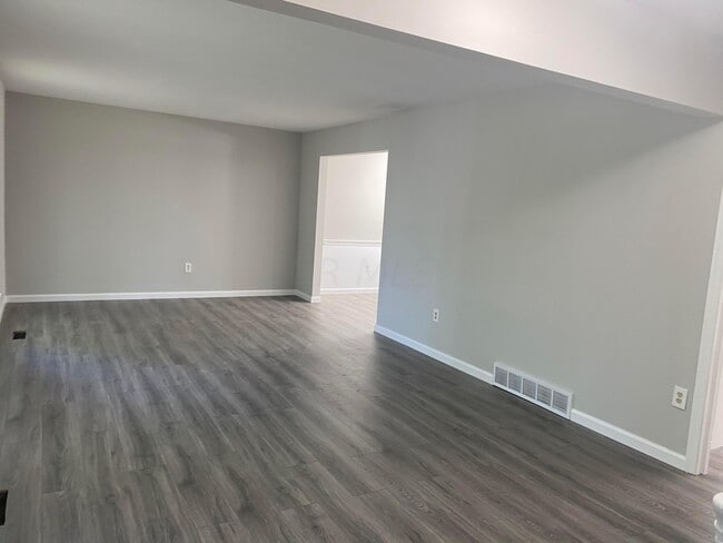 Building Photo - 669 W Main St