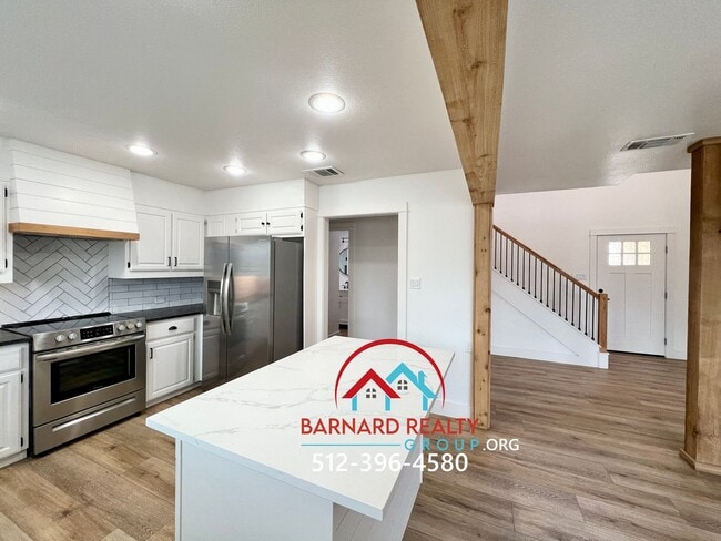 Building Photo - Country Living At It's Finest!