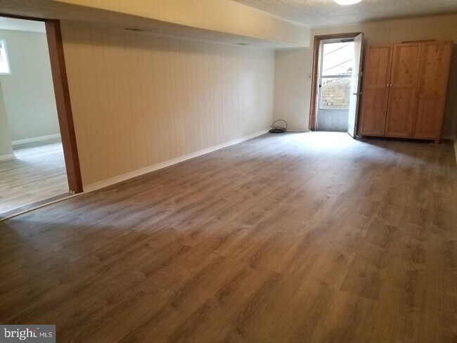 Building Photo - 6048 Rossmore Dr
