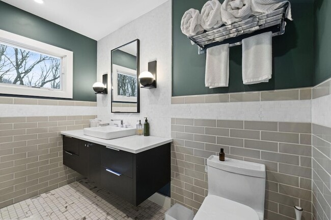 Building Photo - 9591 Hillside Dr