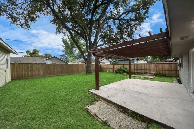 Building Photo - 2405 Pickerton Dr