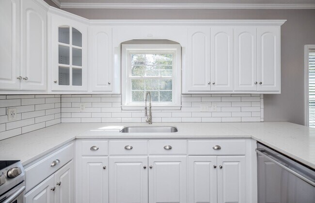 Building Photo - 4893 Somerset Dr