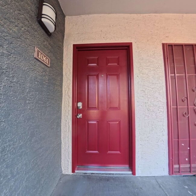 Building Photo - Highly Remodeled, 1st Floor Unit