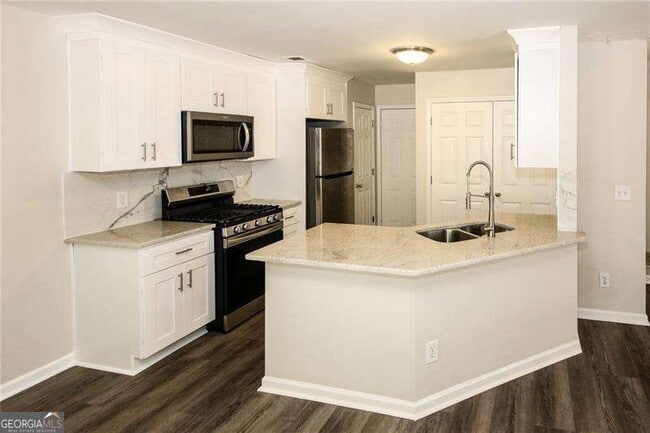 Building Photo - 121 Stoneforest Dr