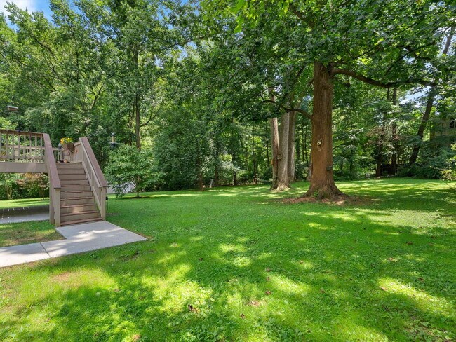 Building Photo - "Stunning 4-Bed Oasis with Granite Eleganc...