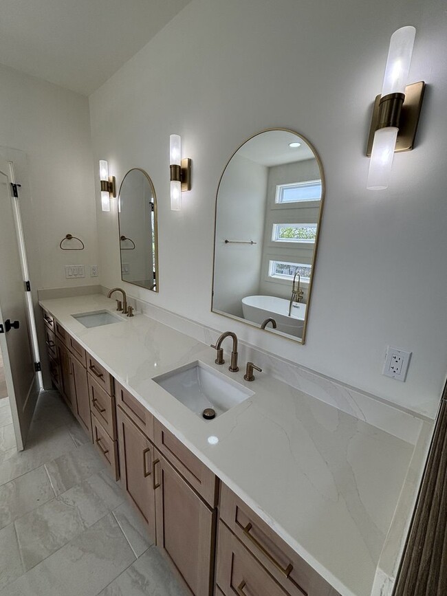 Building Photo - Brand-new 4-bedroom, 3.5-bath home