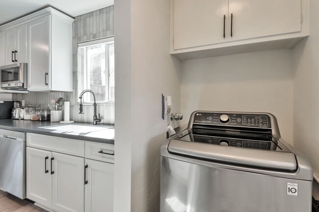 Building Photo - Updated and Spacious 3BED/2BATH Scottsdale Home