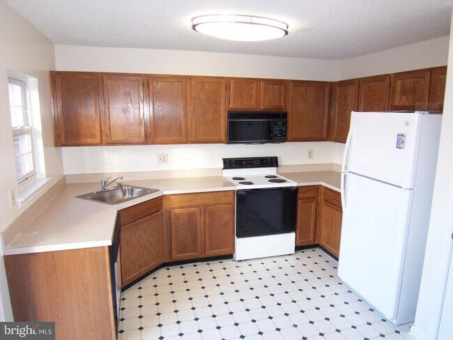 Building Photo - 1336 Foxglove Square