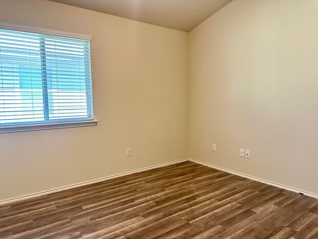 Building Photo - 3 Bed 2 Bath with an Office Space