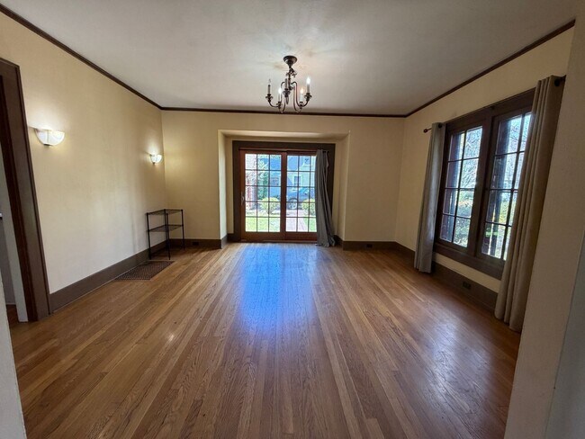 Building Photo - 4 bedroom, 2.5 bath house in the heart of Corvallis