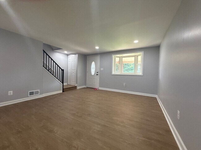 Building Photo - Three Bedroom House in Dundalk