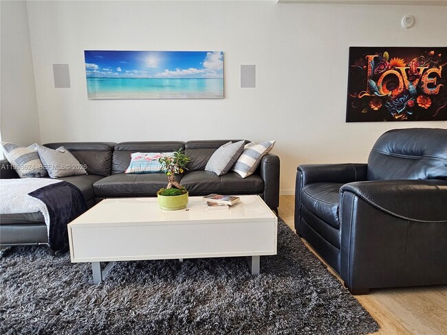 Building Photo - 1000 Brickell Plaza