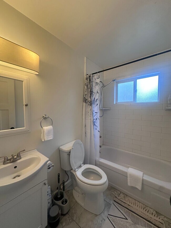 Building Photo - Charming, Fully Furnished 4 Bedroom House in Quiet Neighborhood- Pet Friendly!