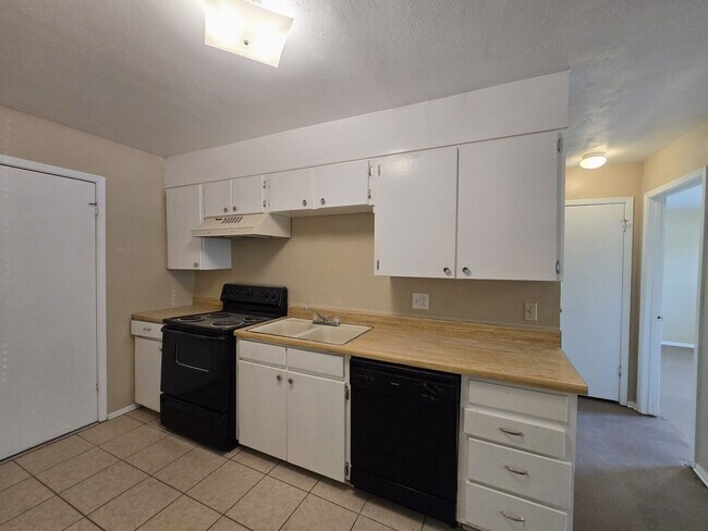 Building Photo - 606 Westview Cir