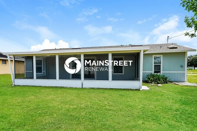 Building Photo - 3 Bedroom Pet-Friendly Home in Cape Coral, FL with Main Street Renewal