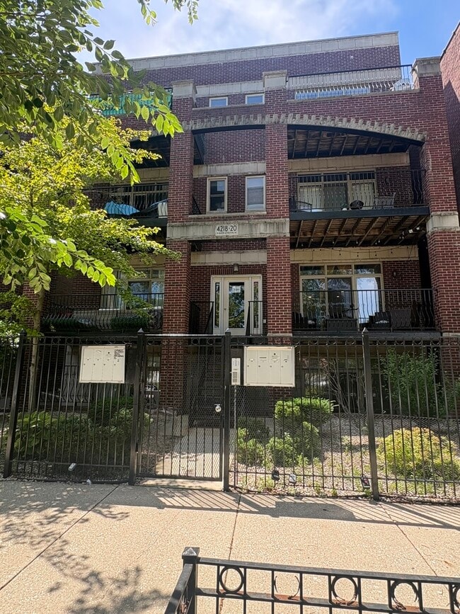 Building Photo - 4218 S King Dr
