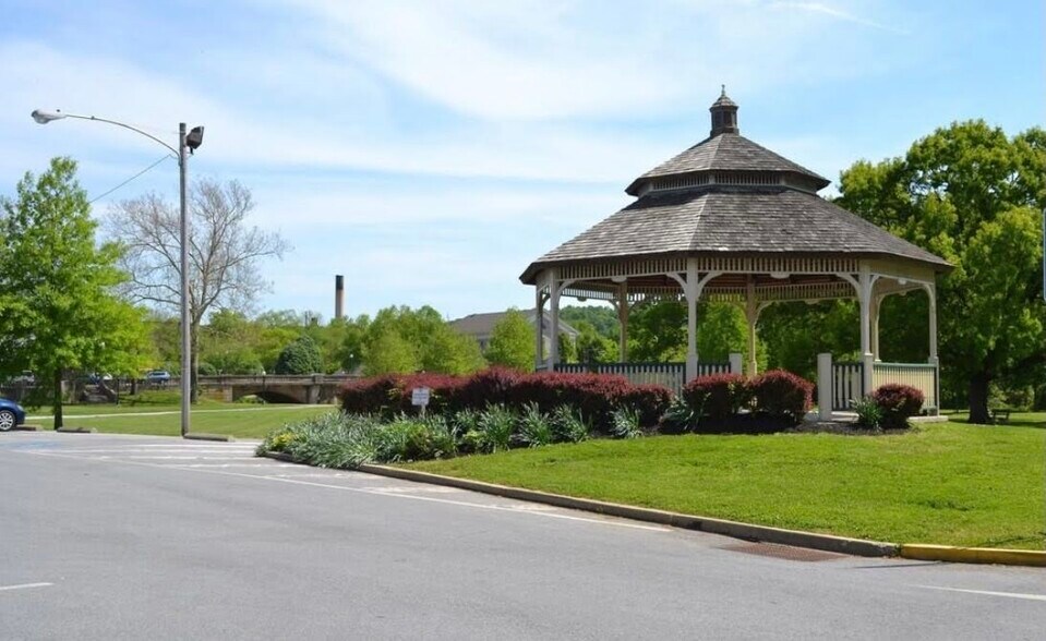 Building Photo - 335 E Lancaster Ave