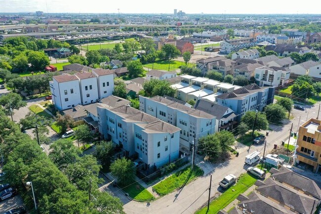 Building Photo - 2105 Hadley St