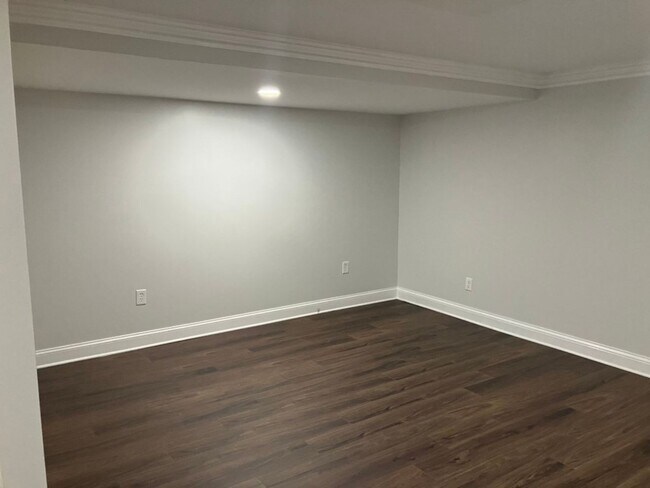 Building Photo - Lower Level Apartment in Beautiful Brentwo...